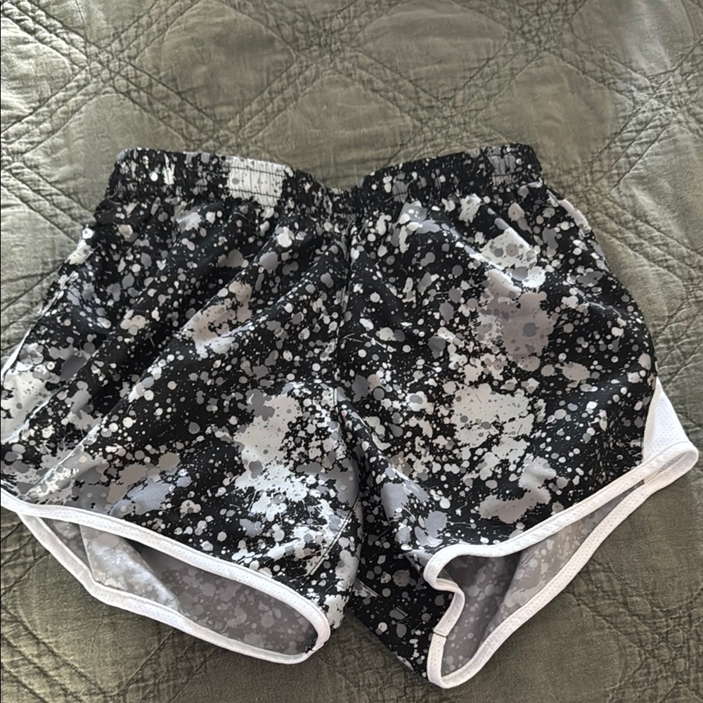 Nike Dri-FIT Black and White Shorts girls size medium worn once